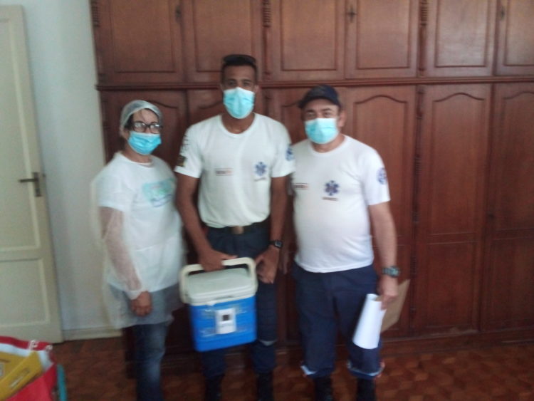 Voluntários na vacinação em Campos-RJ