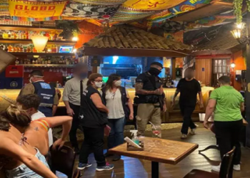 Bares e restaurantes no Rio de Janeiro foram flagrados, durante a noite deste sábado (6), desrespeitando as medidas restritivas
