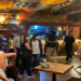 Bares e restaurantes no Rio de Janeiro foram flagrados, durante a noite deste sábado (6), desrespeitando as medidas restritivas