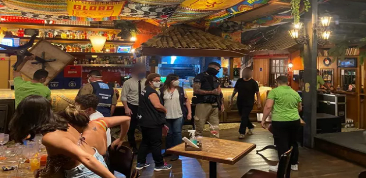 Bares e restaurantes no Rio de Janeiro foram flagrados, durante a noite deste sábado (6), desrespeitando as medidas restritivas
