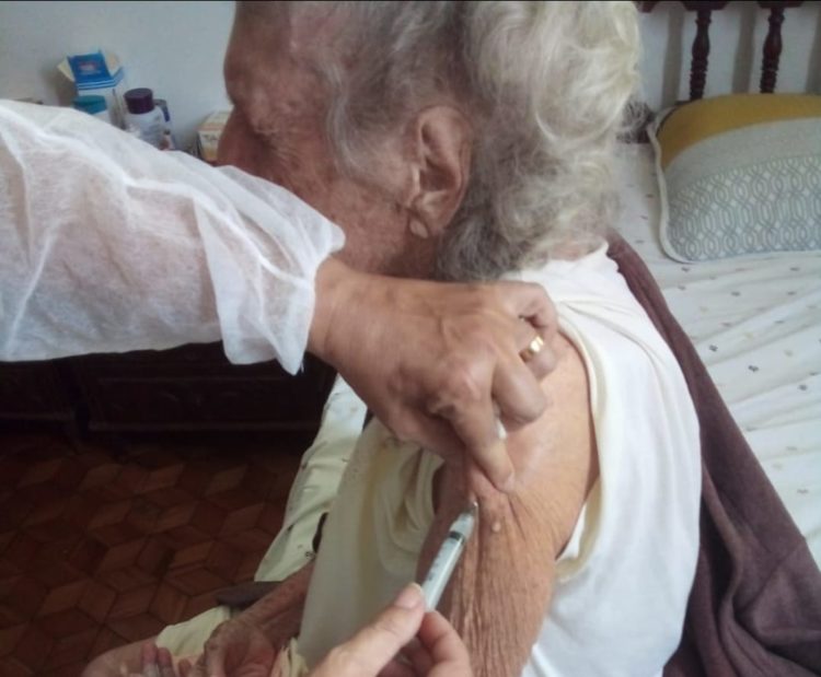Dona Nilza - vacina