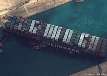 Canal de Suez: A passagem aquática artificial conecta o Mediterrâneo ao Mar Vermelho e evita que os navios tenham que passar pelo Cabo da Boa Esperança, na África do Sul. O Canal de Suez economiza cerca de 8,9 mil quilômetros da viagem marítima.