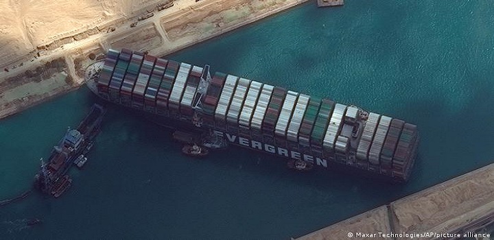 Canal de Suez: A passagem aquática artificial conecta o Mediterrâneo ao Mar Vermelho e evita que os navios tenham que passar pelo Cabo da Boa Esperança, na África do Sul. O Canal de Suez economiza cerca de 8,9 mil quilômetros da viagem marítima.