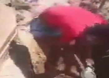 fAMÍLIA CAVA SEPULTURA EM MAGÉ PARA ENTERRAR A MÃE