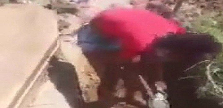fAMÍLIA CAVA SEPULTURA EM MAGÉ PARA ENTERRAR A MÃE