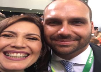 Deputada que preside a CCJ chamou policial que atirou em colegas de ‘herói’, enquanto filho do presidente afirmou que o ‘sistema ditatorial vai mudar’