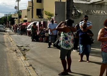 Fila da vacina em Campos