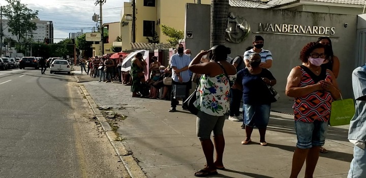 Fila da vacina em Campos