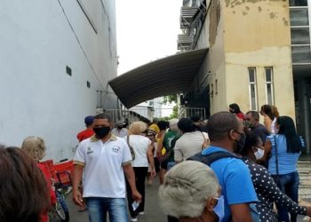 Idosos fazem fila para se vacinar em Campos