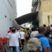 Idosos fazem fila para se vacinar em Campos