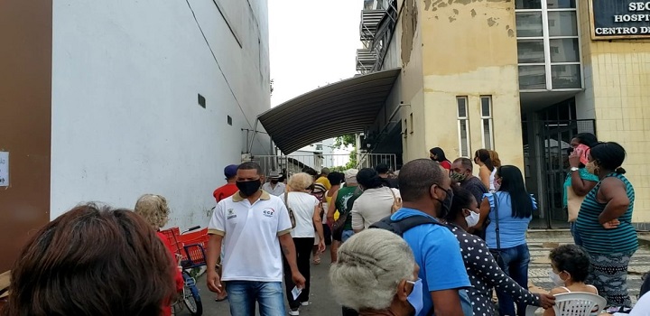 Idosos fazem fila para se vacinar em Campos