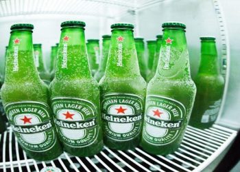Cerveja Heineken com rótulo apagado