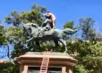 Homem sobe nu em estátua no RJ