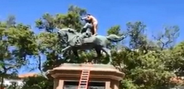 Homem sobe nu em estátua no RJ