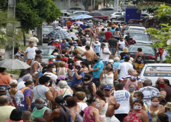 Idosos na fila da vacina em Duque de Caxias