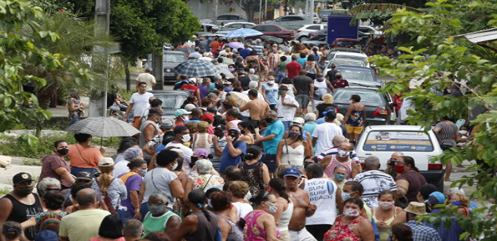 Idosos na fila da vacina em Duque de Caxias