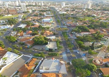 Prefeitura de Araraquara do interior paulista fechou até supermercados e transporte público para conter a crise e começa agora a sentir os primeiros indícios de alívio da pandemia