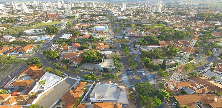 Prefeitura de Araraquara do interior paulista fechou até supermercados e transporte público para conter a crise e começa agora a sentir os primeiros indícios de alívio da pandemia