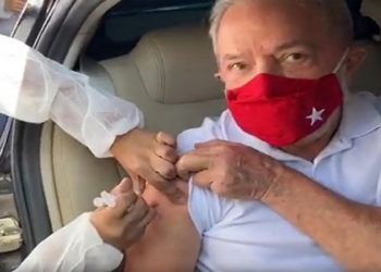 Lula é vacinado contra Covid-19 em São Bernardo do Campo
