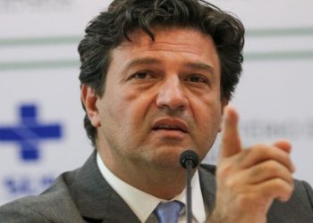 Mandetta se referiu a Eduardo Bolsonaro Saiba mais em: https://agorarn.com.br/ultimas/mandetta-diz-que-bolsonaro-e-familia-tem-obsessao-por-regiao-anal/ | Agora RN
