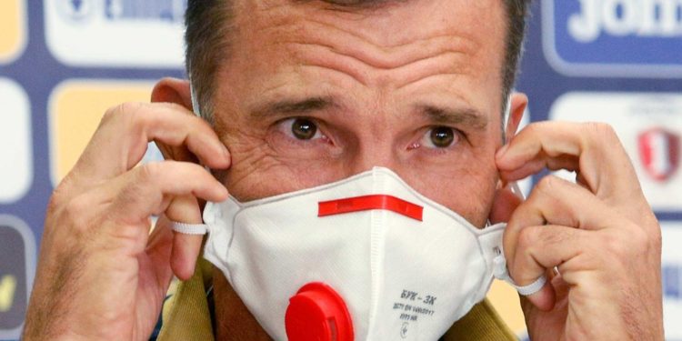 Máscaras de acrílico ou com válvulas estão proibidas em aeroportos. Mudanças começam a valer em 25 de março.
