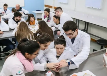 Juiz obriga Estácio a reduzir mensalidade de medicina