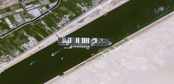 Naviio encalhado Canal de Suez foto de satélite