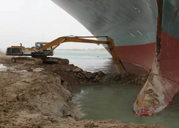 Remoção do navio no Canal de Suez 'pode levar semanas',