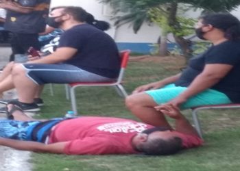 Pacientes esperam no chão em hospital de rio das ostras