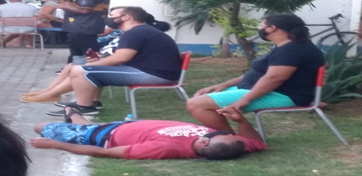 Pacientes esperam no chão em hospital de rio das ostras