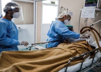 Falta de protocolo nacional, com orientações sobre intubação, é citado por médicos como uma das razões para os números altos de mortes no Brasil