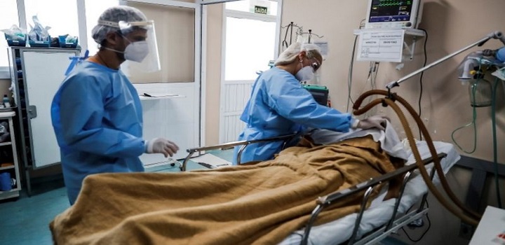Falta de protocolo nacional, com orientações sobre intubação, é citado por médicos como uma das razões para os números altos de mortes no Brasil