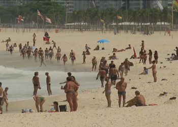 Flagrantes aconteceram nas praias do Leme, Leblon, Ipanema, Arpoador e Copacabana. Apenas esportes individuais estão autorizados até o dia 4 de abril, seja na areia ou no mar.