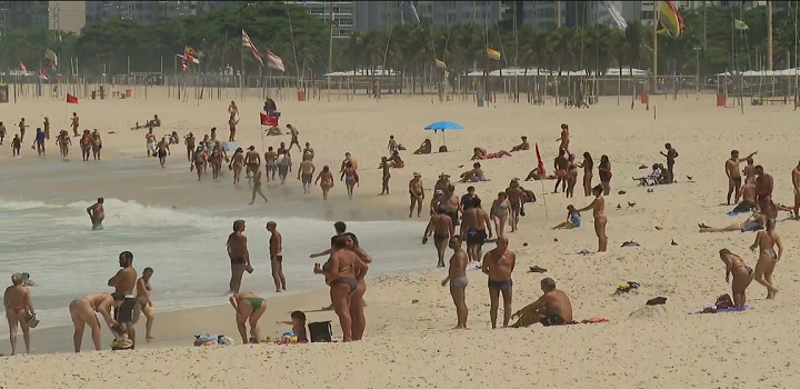 Flagrantes aconteceram nas praias do Leme, Leblon, Ipanema, Arpoador e Copacabana. Apenas esportes individuais estão autorizados até o dia 4 de abril, seja na areia ou no mar.