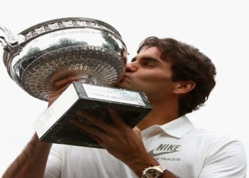 Roger Federer se recupera e marca data da volta