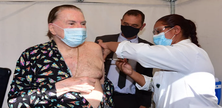 Silvio Santos usa pijama para se vacinar contra a Covid-19