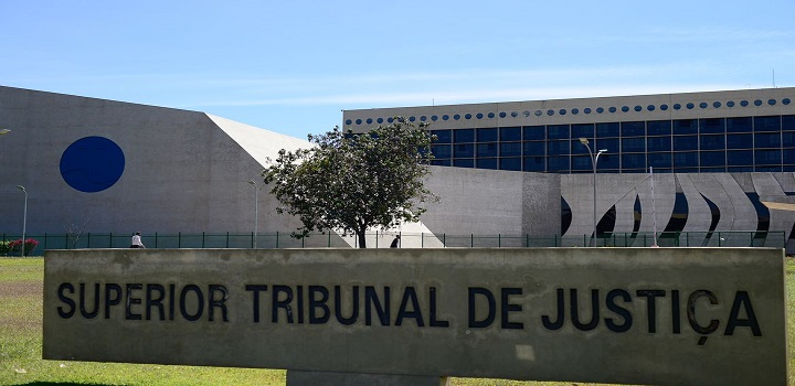 Terceira Turma do Superior Tribunal de Justiça (STJ) autorizou uma mulher, que alegou abalo emocional e psicológico, a voltar a usar o nome de solteira por não ter se adaptado ao nome de casada.
