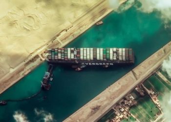 Canal de Suez: tentativas para retirar navio encalhado prosseguem