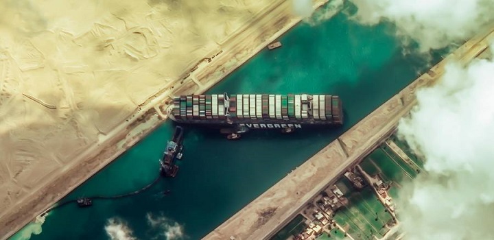 Canal de Suez: tentativas para retirar navio encalhado prosseguem