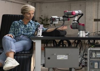 Robô 5 g faz tatuagem em mulher
