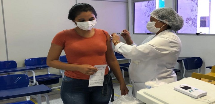Macaé vacina trabalhadores de instituições privadas