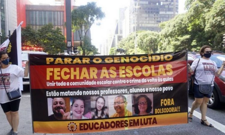 Retorno às aulas presenciais no atual período causou revolta em profissionais da educação e gerou protestos Foto: Anadolu Agency/ Getty Images