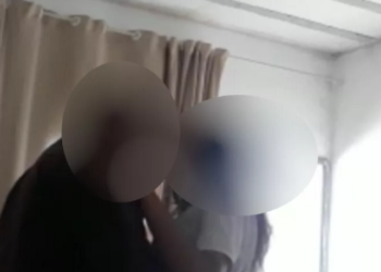 Vídeo mostra quando homem beija adolescente, oferece dinheiro e pede que não conte para ninguém sobre o caso, já que estariam começando 'devagarzinho'. Investigação está sob sigilo em delegacia de Goiânia.