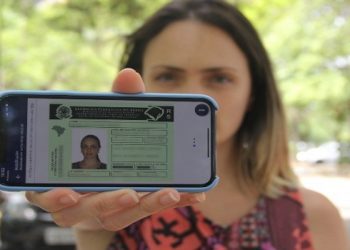 Governo federal libera renovação automática e gratuita da CNH para motoristas sem infrações nos últimos 12 meses. Medida pode beneficiar milhões de condutores.