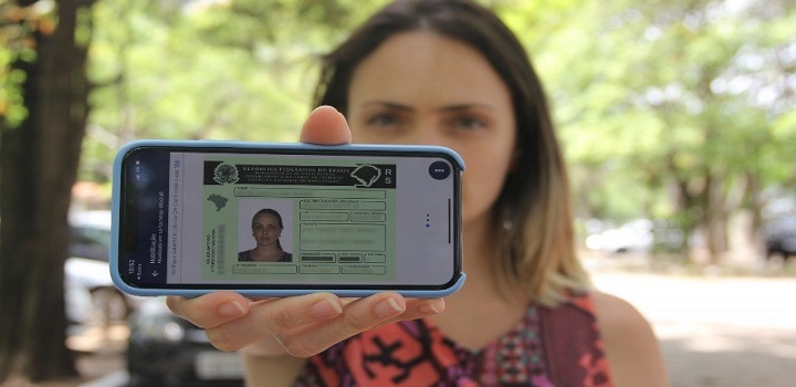 Governo federal libera renovação automática e gratuita da CNH para motoristas sem infrações nos últimos 12 meses. Medida pode beneficiar milhões de condutores.