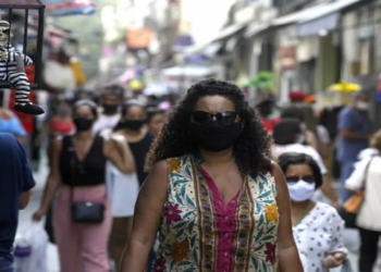 Movimentação em rua comercial do Rio de Janeiro durante pandemia da Covid-19
Foto: Ricardo Moraes/Reuters