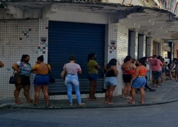 Sábado é marcado por filas e aglomeração em pontos de venda de chocolates em Campos