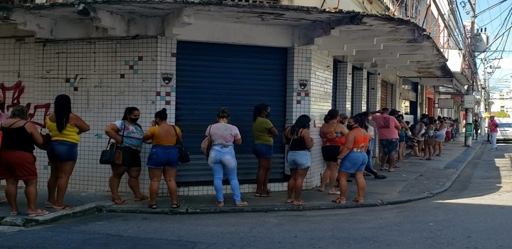 Sábado é marcado por filas e aglomeração em pontos de venda de chocolates em Campos