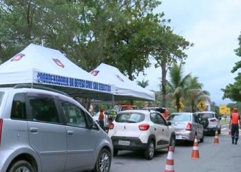 Com filas de até 4h, barreira sanitária em São Sebastião identifica 84 turistas com Covid