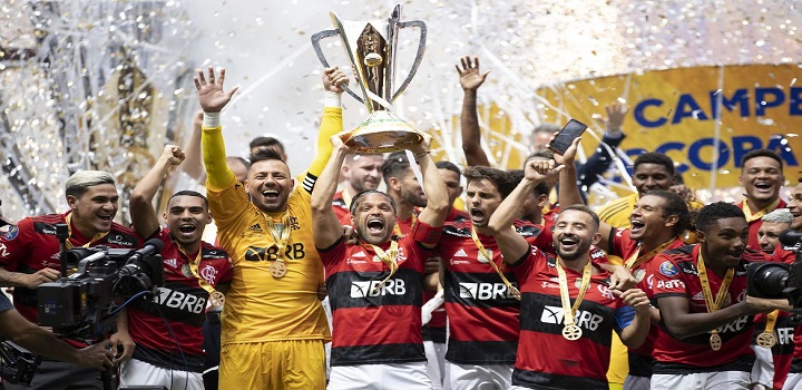 Em jogo eletrizante, o atual campeão Brasileiro, Flamengo, venceu neste domingo (11) o atual campeão da Copa do Brasil, Palmeiras